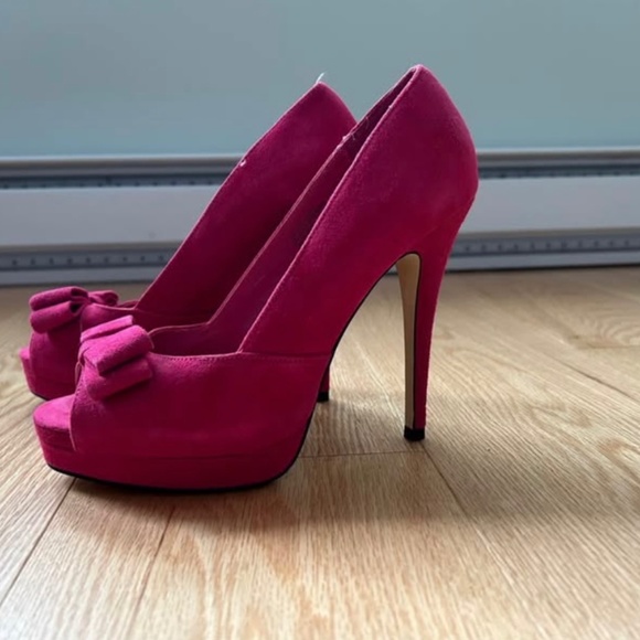 Brand new Fuchsia suede-type fabric Le Chateau shoes size 7.5 - Picture 3 of 3